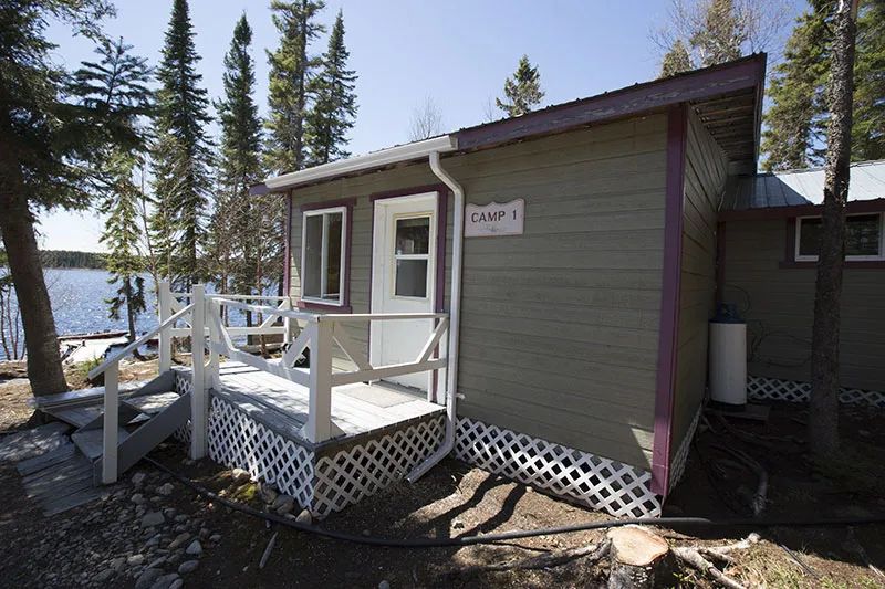 Le Camp 1 offre un accès direct au lac avec une galerie extérieure privée.