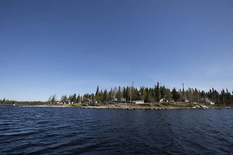 Vue d'ensemble des chalets situés en bordure du lac.