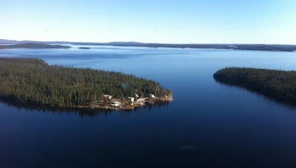 Vue aérienne de la pourvoirie située sur le bord du lac.