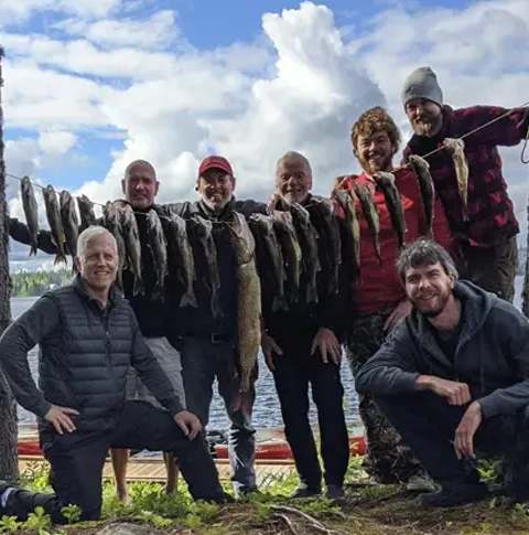 Pêcheur présentant un doré capturé sur le lac chez Air Mont-Laurier, Mauricie, Québec