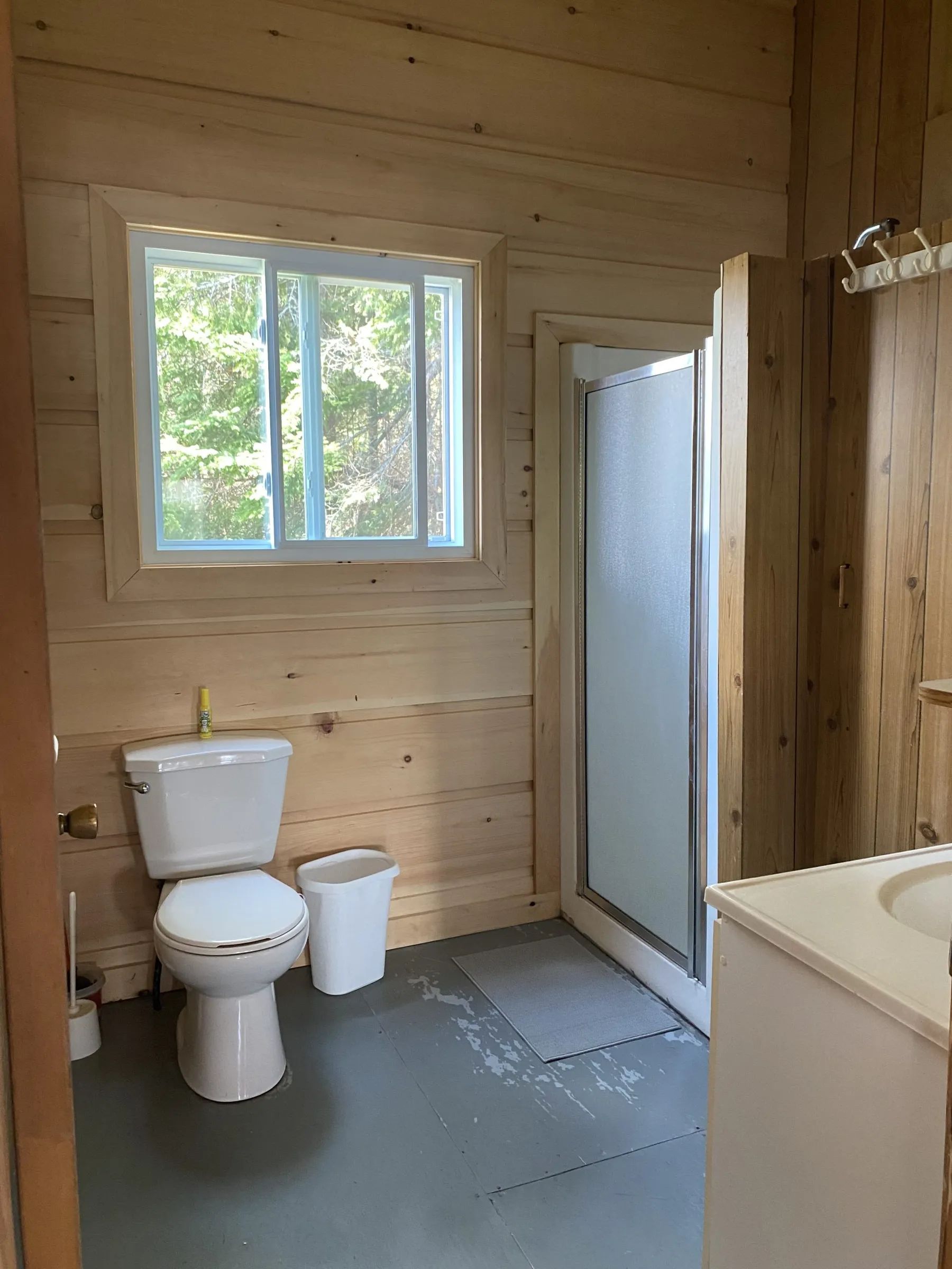 La salle de bain du chalet comprend une toilette, une douche et un lavabo.