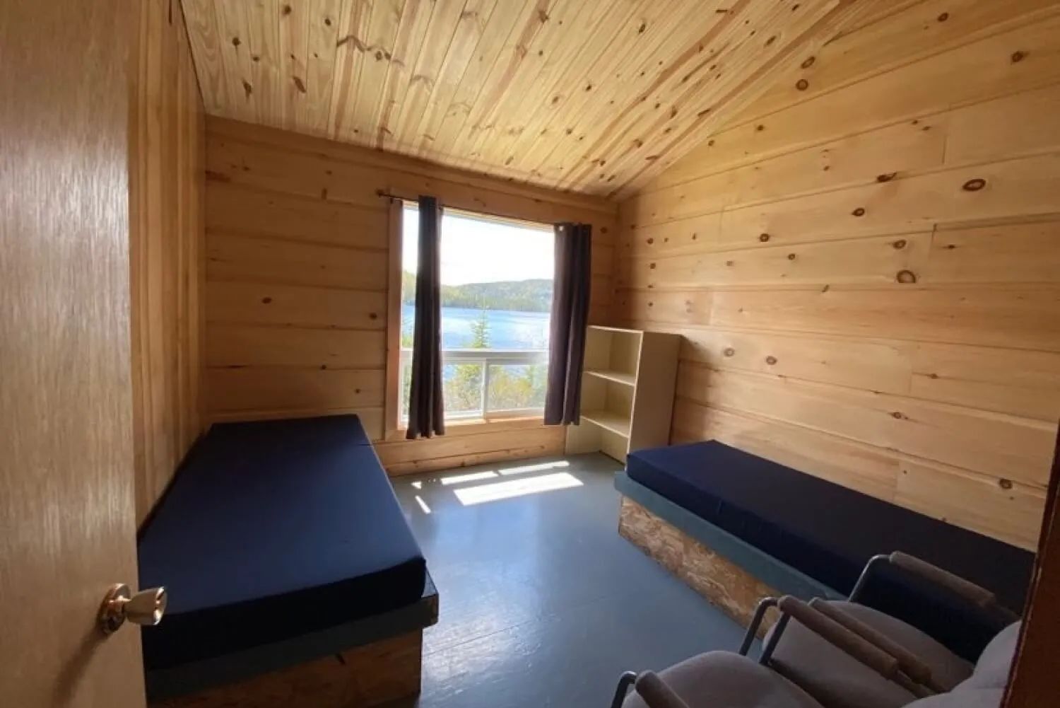 Cette chambre avec deux lits simples offre une vue directe sur le lac.