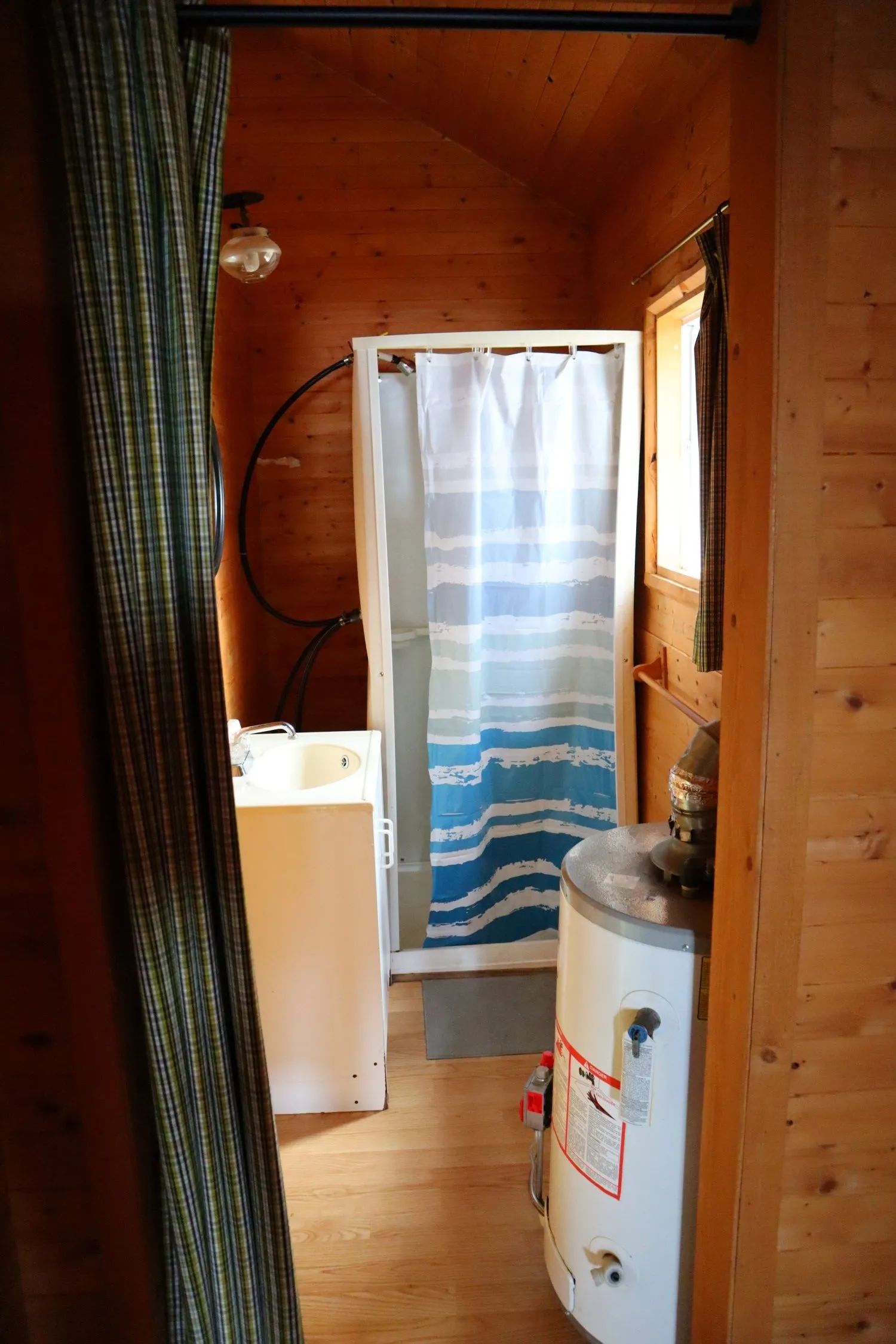 Cette salle de bain fonctionnelle est aménagée à l'intérieur du chalet.