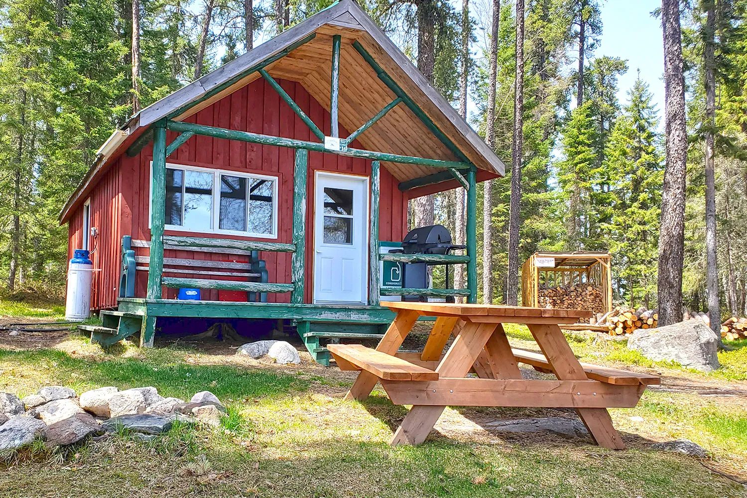 Le chalet numéro 16 dispose d'une galerie couverte et d'une table de pique-nique extérieure.