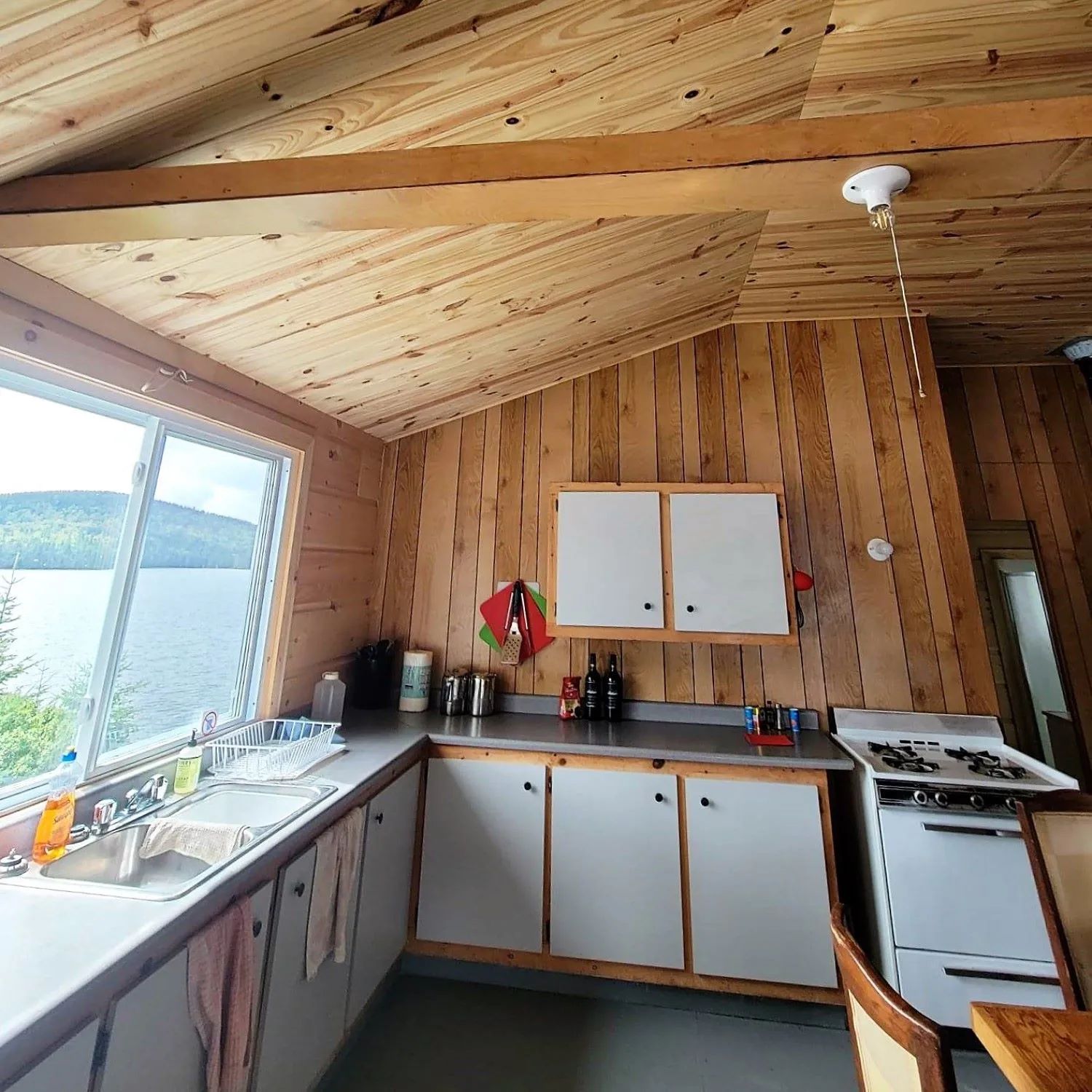 Cuisine tout équipée avec vue sur le lac dans notre chalet.