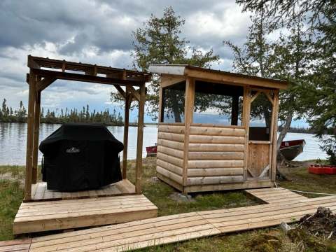 Le chalet 21 dispose d'un abri extérieur pour le barbecue et d'une structure de repos au bord de l'eau.