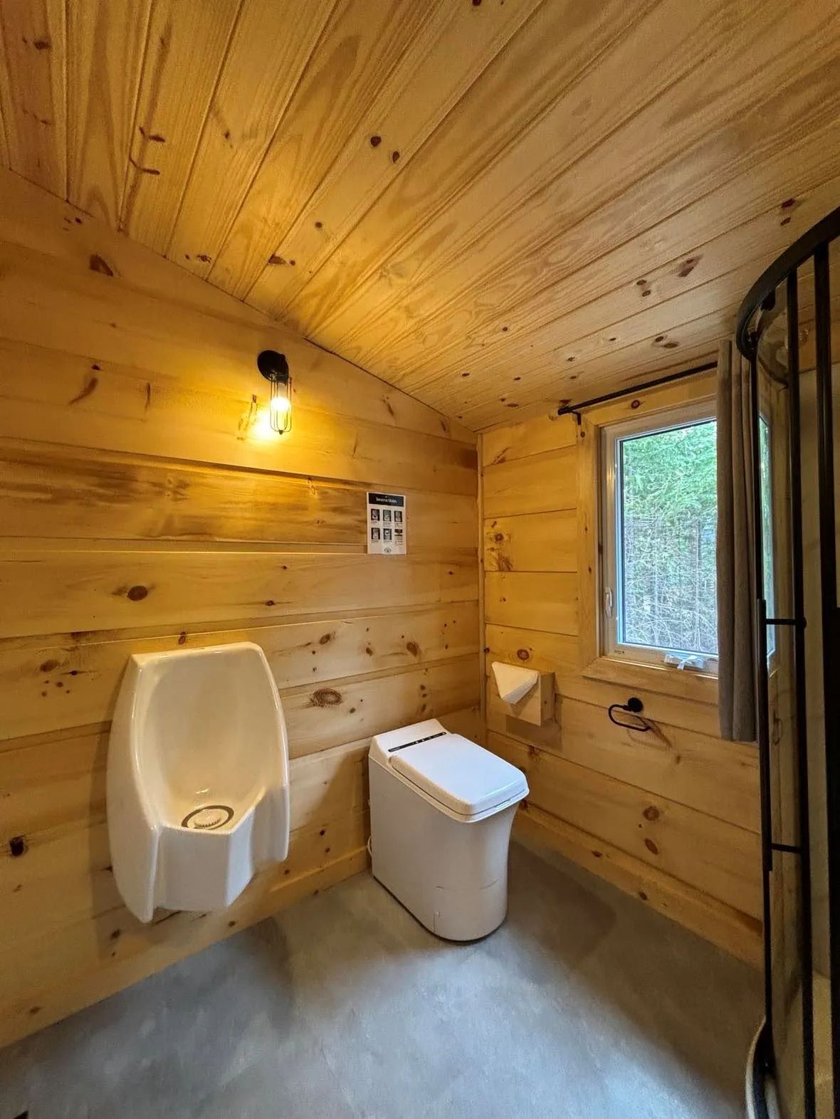 Vue de la salle de bain en bois du chalet.