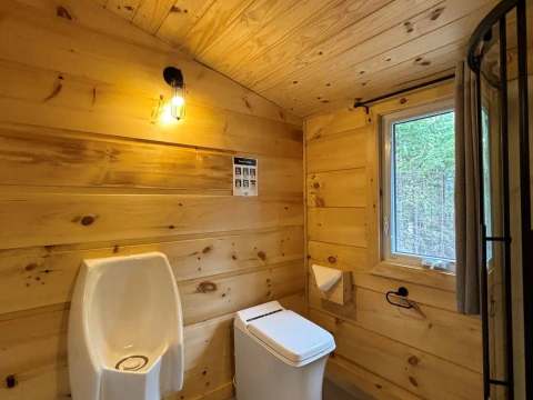 Vue de la salle de bain en bois du chalet.
