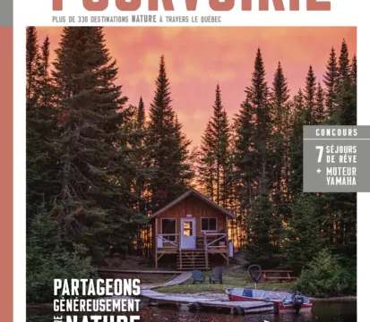 Le chalet est situé au bord de l'eau avec un accès direct à un quai privé.