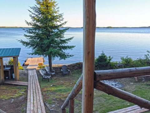 Vue sur le lac et le quai depuis la galerie du chalet.