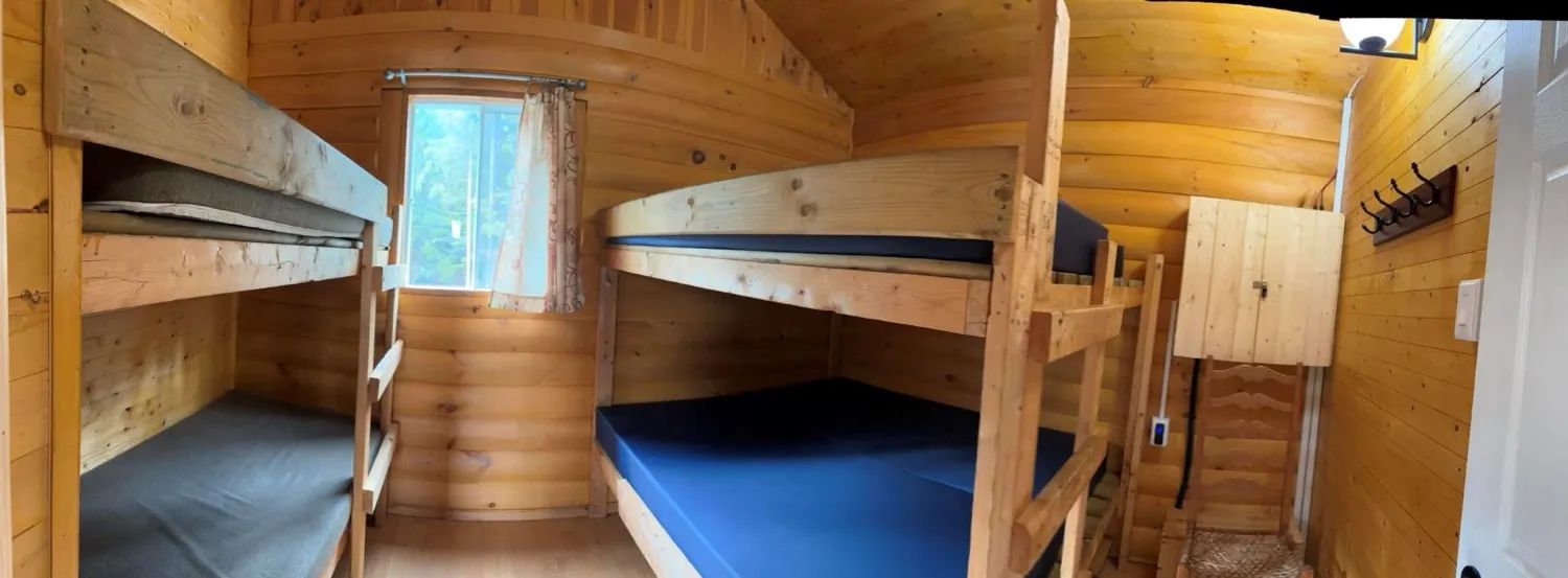 Vue de l'intérieur du chalet #25 avec ses lits superposés en bois.
