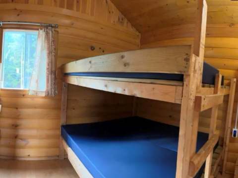 Vue de l'intérieur du chalet #25 avec ses lits superposés en bois.