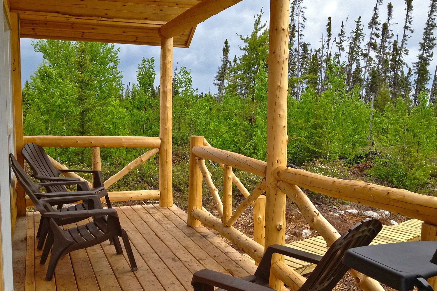 Profitez de la vue sur la forêt depuis la galerie couverte de votre chalet.