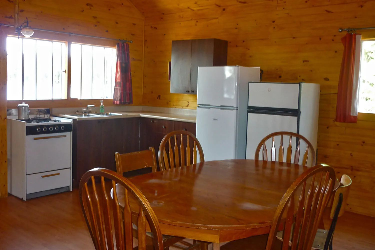 Coin cuisine et table à manger en bois dans le chalet 41.