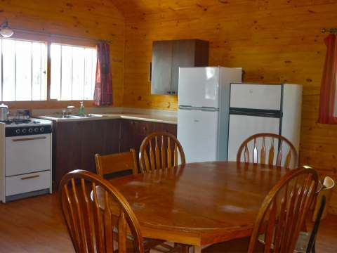 Coin cuisine et table à manger en bois dans le chalet 41.