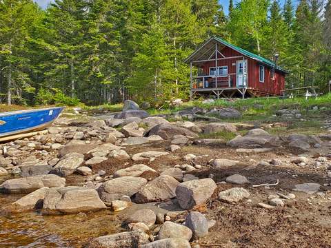 Le chalet 45 est situé en bordure de rive avec une terrasse couverte et une table à pique-nique.