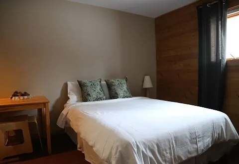 This room at Auberge Harricana features a comfortable double bed and a small desk.