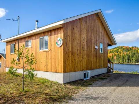 CABIN 10 – Auberge la Barrière (2014)