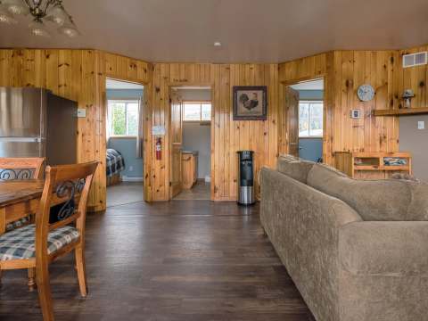 CABIN 10 – Auberge la Barrière (2014)
