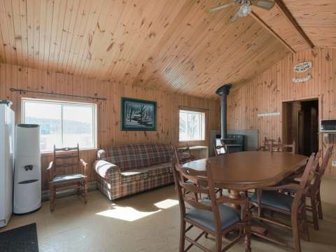 CABIN 6 – Auberge la Barrière (2014)