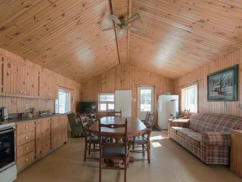 CABIN 6 – Auberge la Barrière (2014)
