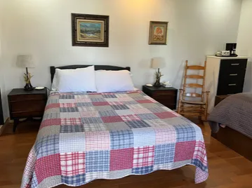 Chambre supérieure à deux lits, vue sur l'estuaire du Saint-Laurent – Auberge-Pourvoirie Isle-aux-Grues