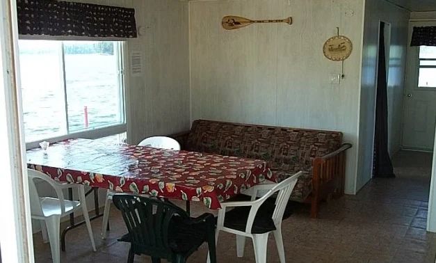 Chalet Bateau maison Pingouin — Chalets Gouin Chasse et Pêche – Chalets Gouin Chasse et Pêche