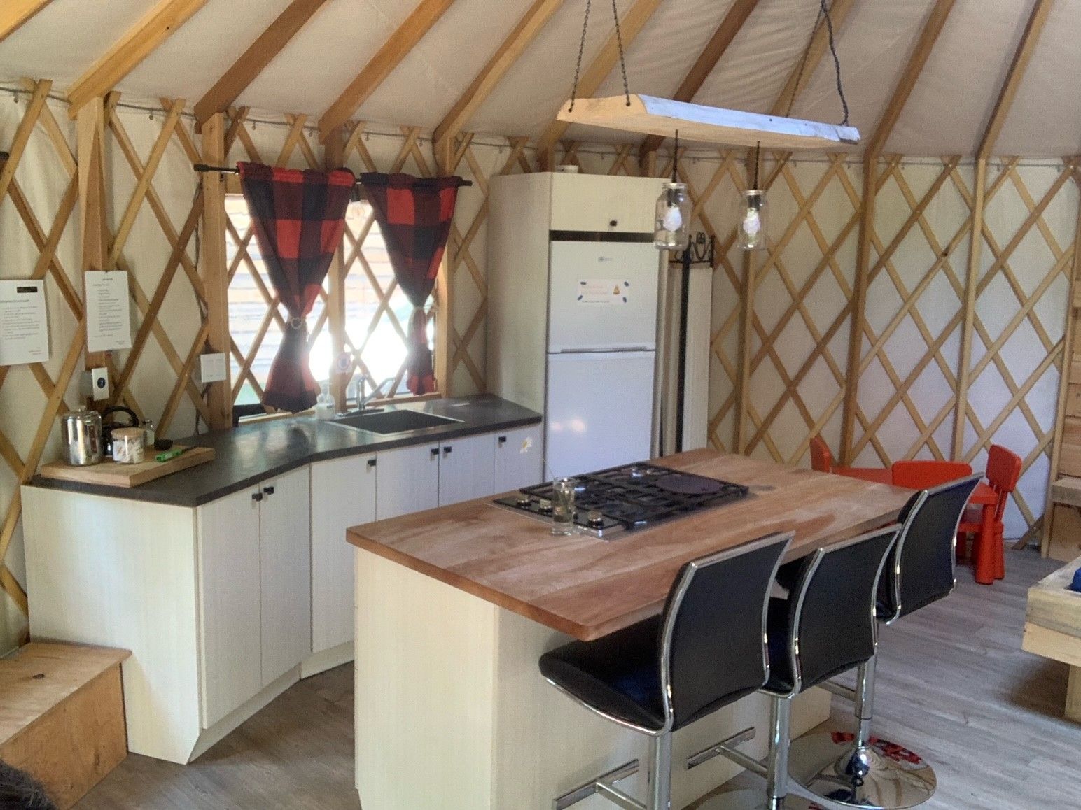Cabin CALEB'S YURT — Chalets Rapide des Cèdres – Chalets Rapide des Cèdres