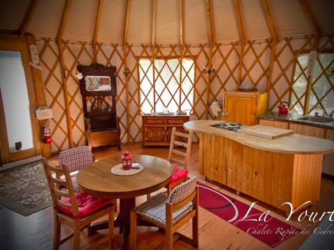 LOON YURT – Chalets Rapide des Cèdres