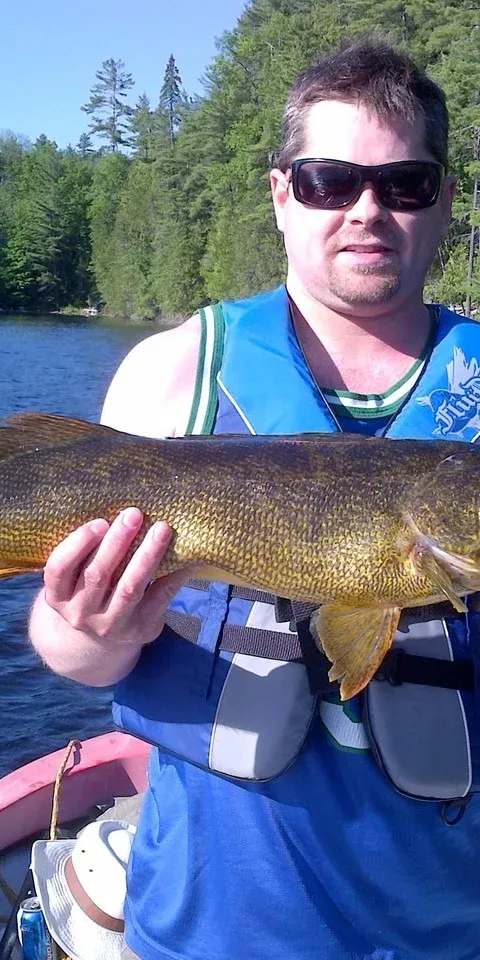 Pêche Doré chez Chalets Rapide des Cèdres, Laurentides, Québec — photo 4