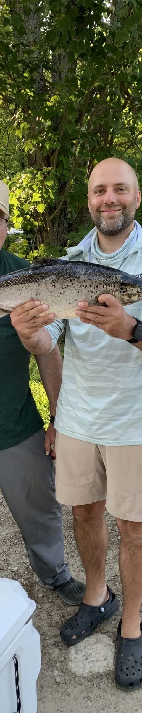 Pêche père et fils sur le plan d'eau chez Chez Rainville - Camping Union Baskatong, Outaouais, Québec
