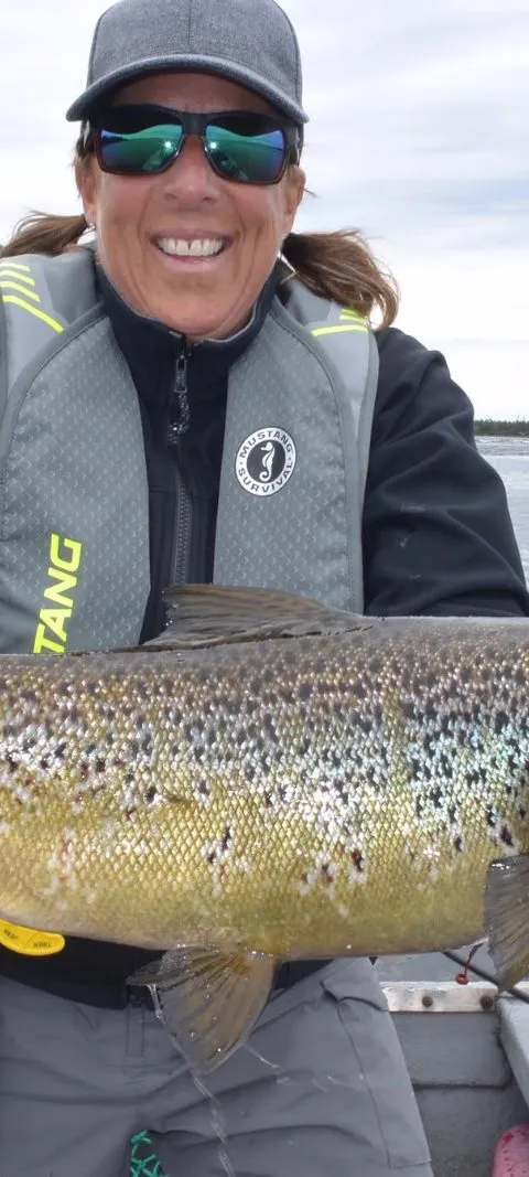 Fishing Landlocked salmon at Club Chambeaux, Côte-Nord, Quebec — photo 2