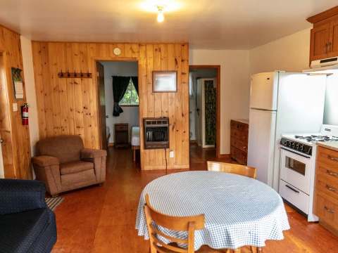 Cabin #4, Lake des Augustines – Club de chasse et pêche Stramond