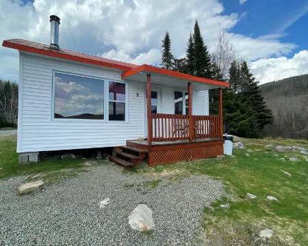 Vue extérieure du chalet numéro 2 avec sa galerie couverte.