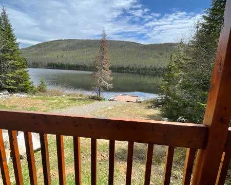 La vue sur le lac et le quai depuis la galerie du chalet 3.
