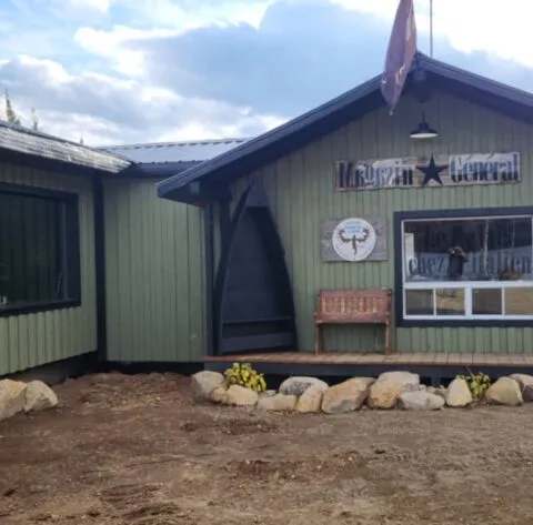 Vue extérieure du magasin général de la pourvoirie chez Pourvoirie du Grand Lac du Nord, Côte-Nord, Québec