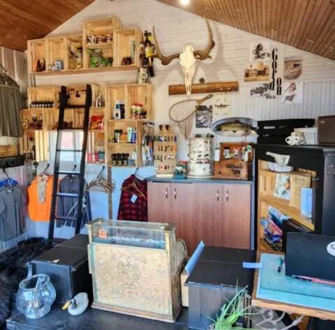 Espace d'accueil de la pourvoirie chez Pourvoirie du Grand Lac du Nord, Côte-Nord, Québec