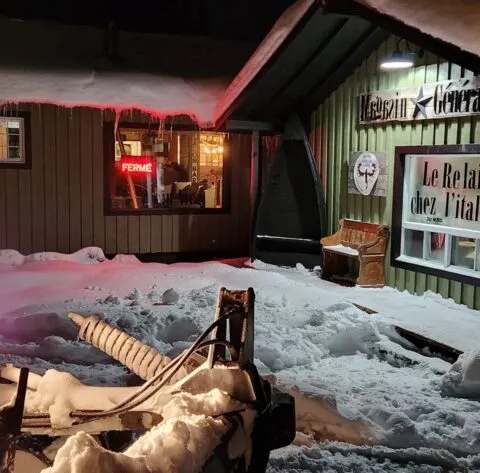 Vue extérieure du relais motoneige chez Pourvoirie du Grand Lac du Nord, Côte-Nord, Québec