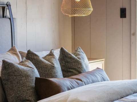 Chambre privée confortable avec lit douillet et éclairage chaleureux.