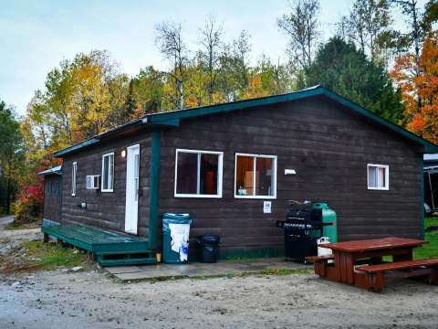 The Bear Lodge cabin offers forest views and includes a picnic table and a barbecue grill.
