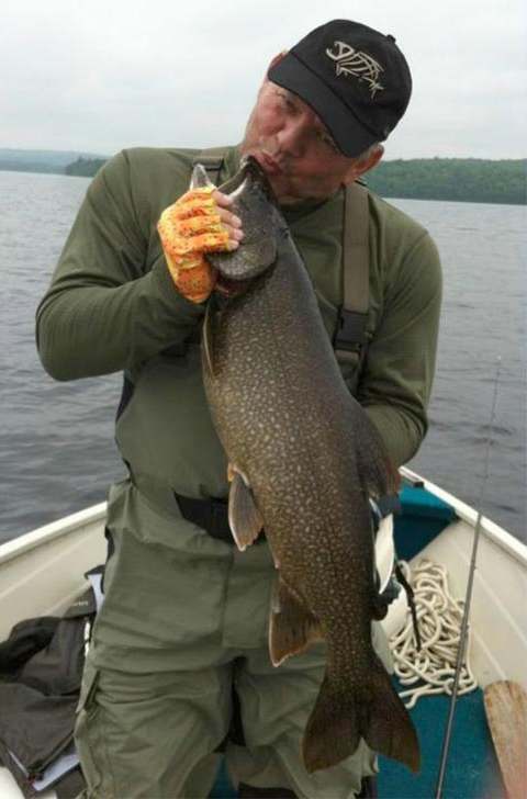 Pêche à la truite grise (touladi) chez Club Notawissi, Laurentides, Québec