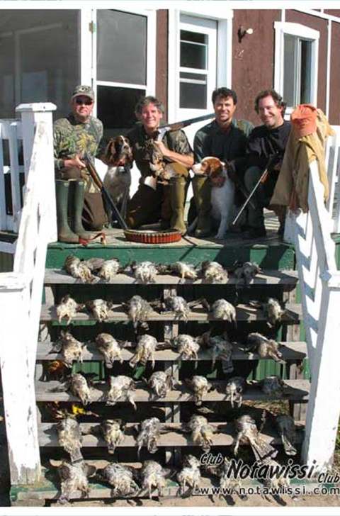 Chasse au petit gibier en forêt chez Club Notawissi, Laurentides, Québec