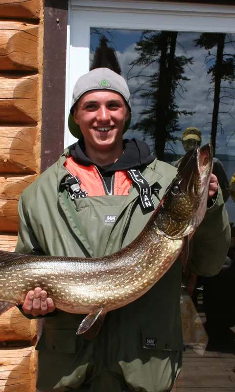 Catching a nice Northern Pike on the reservoir at Club Principal - l'Aventurier, Mauricie, Quebec