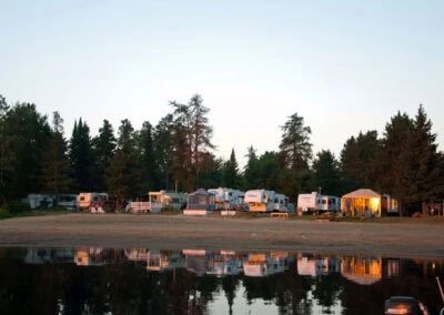 Vue sur les emplacements de camping et roulottes situés en bordure de la plage.