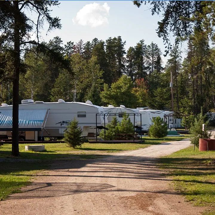 Découvrez nos emplacements de camping aménagés pour accueillir vos véhicules récréatifs.