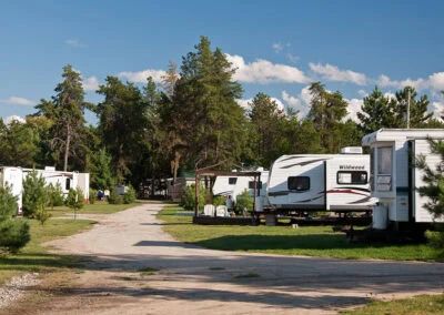 Vue sur les emplacements de camping aménagés pour les roulottes au sein de la pourvoirie.
