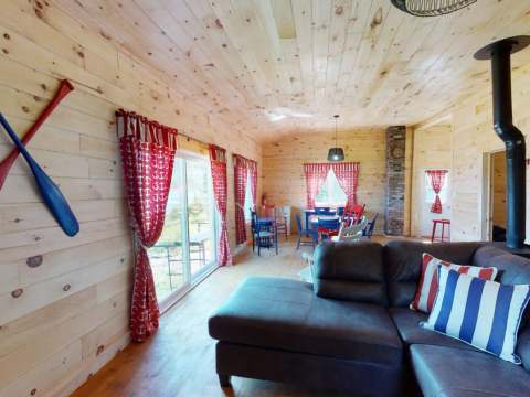 Le salon et la salle à manger du chalet Juliette offrent un espace lumineux et chaleureux.