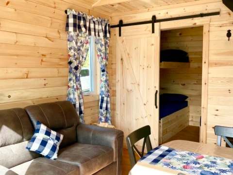 Le salon du chalet Victor comprend un canapé confortable et une table à manger en bois.