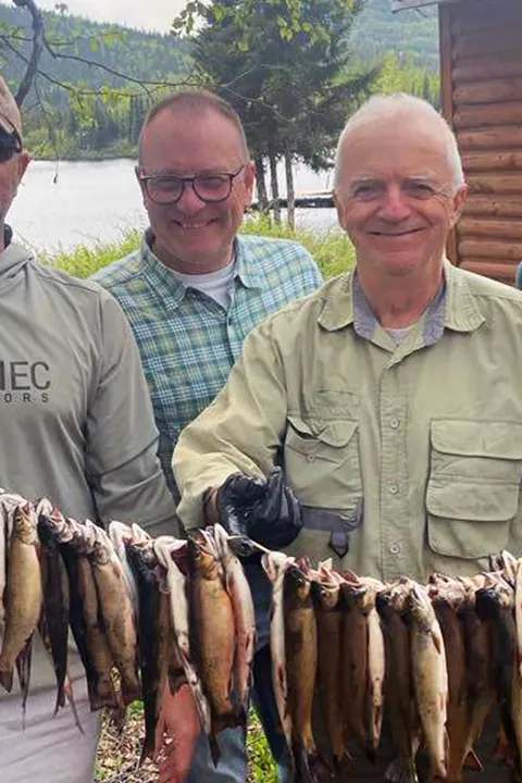 Belles prises de truites mouchetées indigènes chez Domaine du Canyon, Côte-Nord, Québec