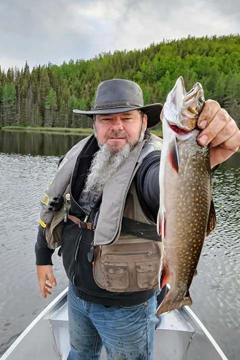 Belle truite capturée sur le domaine chez Domaine du Canyon, Côte-Nord, Québec